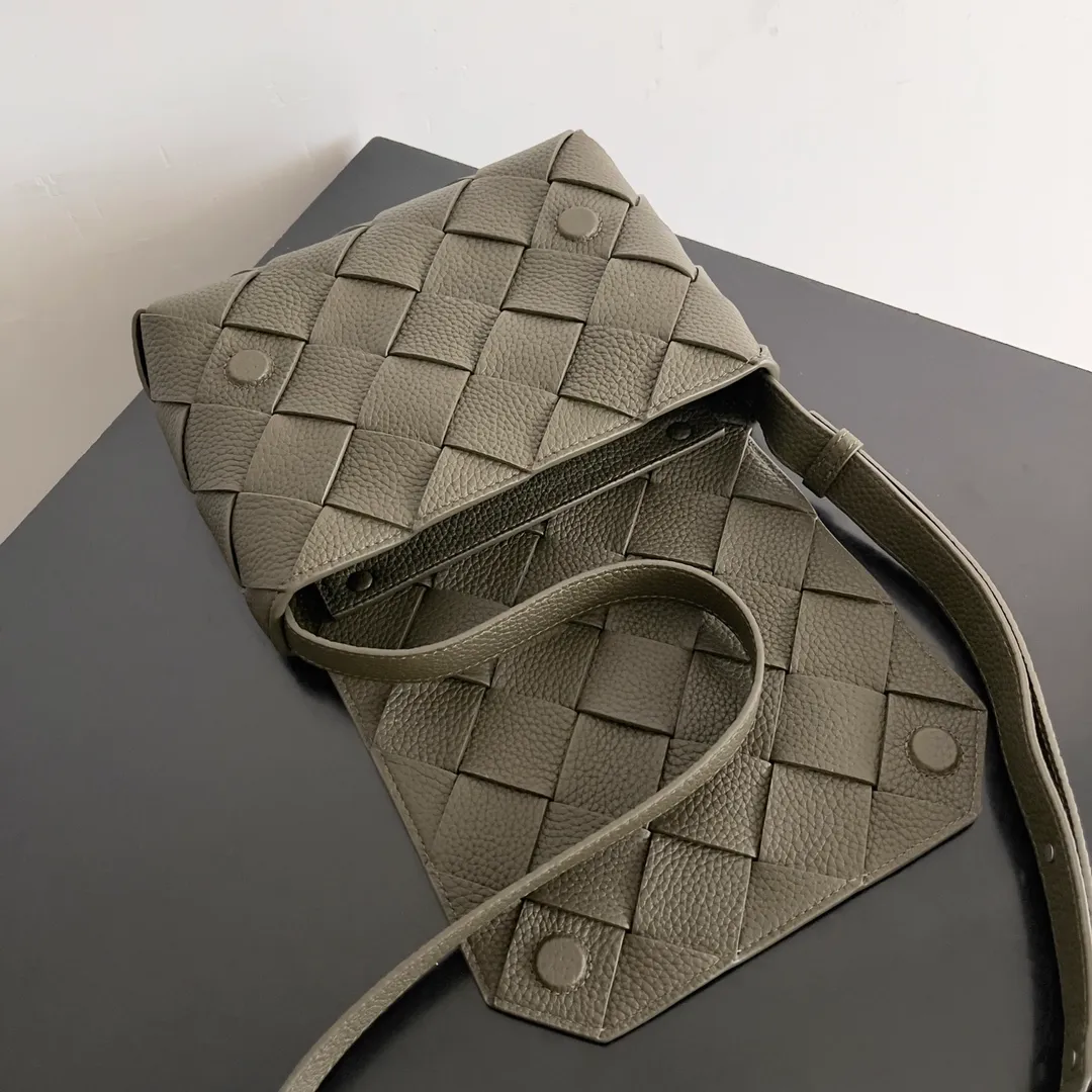 Batch 1860 BOTTEGA VENETA new Diago crossbody bag The diagonally built dynamic silhouette shows unique ingenuity. As a member of the B family's early autumn series, it uses the highest quality calfskin. The entire bag is softer, thicker and heavier, and durable. It is equipped with an adjustable strap. The texture of the 3cm wide leather strap is very similar to the litchi pattern. It is slightly stiffer than the litchi pattern. It is low-key, luxurious and full of connotation. It is refreshing and comfortable to match the upper body. Hu Yitian was also successfully captured by it. Style number: 795637 Size: 22.5*16.5*5.5cm
